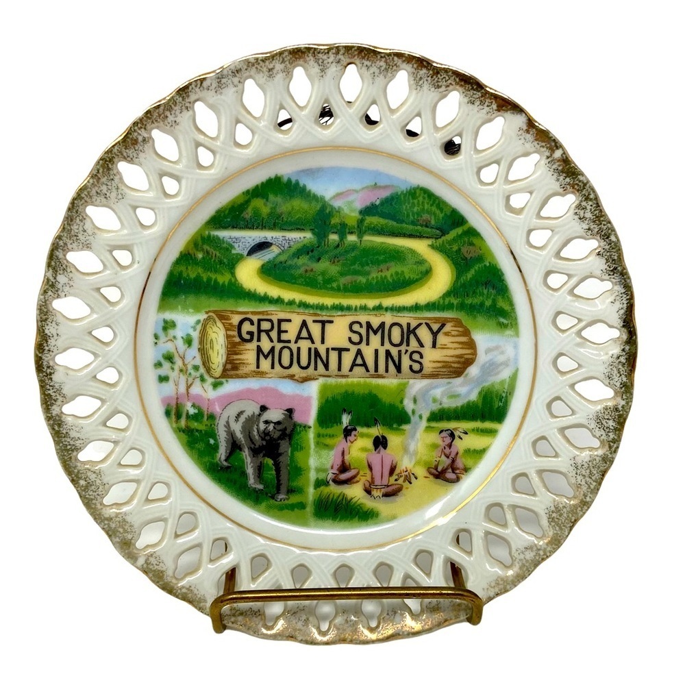 Great Smokey Mountain Souvenir Plate, 8” White and Gold Vintage.